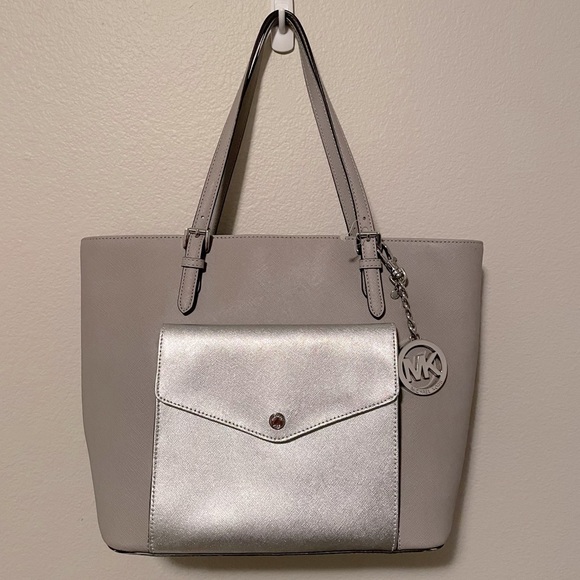 ❌SOLD❌Michael Kors Jet Set Tote Leather Grey Silver Bag - Picture 4 of 16